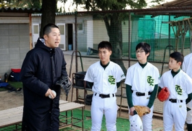 母校、宝塚中学校の野球部員にキャッチボールの心得を説くロッテ２軍監督の今岡真訪氏（左端）＝宝塚市美座１