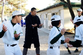 母校、宝塚中学校の野球部員にバッティングの動作を教えるロッテ２軍監督の今岡真訪氏（左から２人目）＝宝塚市美座１