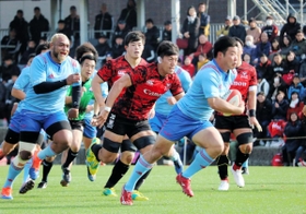 多くのファンが詰めかける中、激しいプレーを見せる神戸製鋼の日本代表プロップ中島（左端）ら＝神戸市東灘区、神鋼灘浜グラウンド