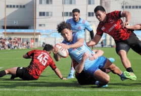 キヤノンとの練習試合でトライを挙げる神戸製鋼の日本代表ＦＢ山中（中央）
