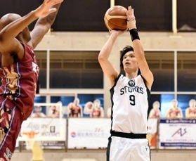 越谷-西宮　第３クオーター、西宮・谷（９）がシュートを放つ（Ｃ）B.LEAGUE