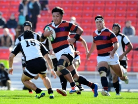 関学-朝日　前半、力強く前進する関学のナンバーエイト杉原＝花園ラグビー場（撮影・後藤亮平）