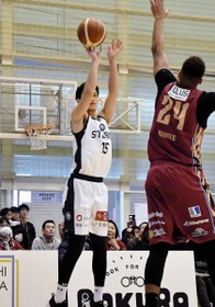 越谷-西宮　第３クオーター、シュートを決める西宮・谷口（Ｃ）B.LEAGUE