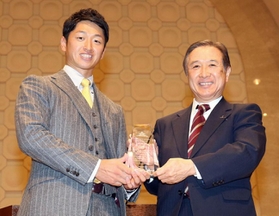 関西学院大の村田治学長から学長賞を受ける阪神タイガースの近本光司外野手（左）＝西宮市上ケ原一番町（撮影・風斗雅博）