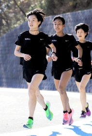 チームをけん引する女子・須磨学園の樽本つかさ（左端）＝神戸市須磨区の同校（撮影・鈴木雅之）