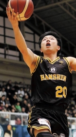 西宮-福島　第３クオーター、シュートを決める西宮・岸田（Ｃ）B.LEAGUE