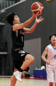 女子１回戦・高岡第一－市尼崎　第４クオーター、シュートを決める市尼崎の谷口