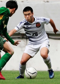 ドリブルで好機をつくる神戸弘陵のＭＦ田中祉