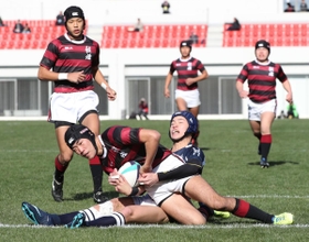 報徳-山形中央　前半、報徳の波田怜央がトライを決め１２-０とリードを広げる＝花園ラグビー場（撮影・吉田敦史）