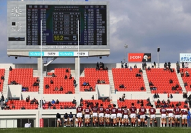 山形中央に１６２-５で大勝し、整列する報徳フィフティーン＝花園ラグビー場（撮影・吉田敦史）