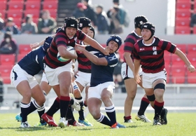 縦横無尽に走ってトライを量産し、大会史上最多の１６２点を挙げた報徳フィフティーン＝２８日午前、花園ラグビー場（撮影・吉田敦史）