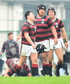 報徳-国学院栃木　２点差惜敗に涙を浮かべる報徳フィフティーン＝３０日午後、花園ラグビー場（撮影・秋山亮太）