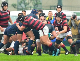 報徳-国学院栃木　国学院栃木の攻撃を阻む報徳フィフティーン＝花園ラグビー場（撮影・秋山亮太）