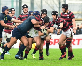 報徳-国学院栃木　後半、逆転を狙い一丸となって前に進む報徳フィフティーン＝花園ラグビー場（撮影・秋山亮太）