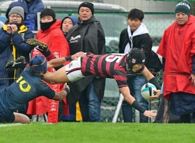 報徳-国学院栃木　前半、報徳がパスをつなぎ山田が６０メートル独走。逆転トライを決める＝花園ラグビー場（撮影・秋山亮太）