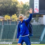 観客に手を振るイチローさん＝１日午前、神戸市須磨区緑台、ほっともっとフィールド神戸（撮影・斎藤雅志）