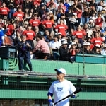 バットを持ってグラウンドに立つイチローさん＝１日午後、神戸市須磨区緑台、ほっともっとフィールド神戸（撮影・斎藤雅志）