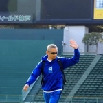 観客に手を振るイチローさん＝１日午前、神戸市須磨区緑台、ほっともっとフィールド神戸（撮影・斎藤雅志）