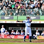 バッターボックスに入るイチローさん＝１日午後、神戸市須磨区緑台、ほっともっとフィールド神戸（撮影・斎藤雅志）
