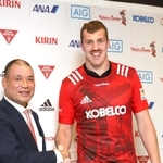 神戸製鋼の福本正幸チームディレクター（左）と握手するブロディ・レタリック＝１０日午後、神戸市東灘区（撮影・吉田敦史）