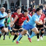 多くのファンが詰めかける中、激しいプレーを見せる神戸製鋼の日本代表プロップ中島（左端）ら＝神戸市東灘区、神鋼灘浜グラウンド