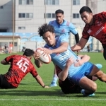 キヤノンとの練習試合でトライを挙げる神戸製鋼の日本代表ＦＢ山中（中央）