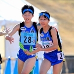 ３区田村優芽（左）からたすきを受け取る渡辺晴香＝滋賀県野洲市、希望が丘文化公園（撮影・斎藤雅志）