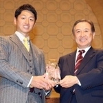 関西学院大の村田治学長から学長賞を受ける阪神タイガースの近本光司外野手（左）＝西宮市上ケ原一番町（撮影・風斗雅博）