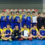 兵庫県中学校新人大会を初制覇した男子・松陽のメンバー。誇らしげにガッツポーズ＝神戸市垂水区、神戸国際大付高（中村誠監督提供）