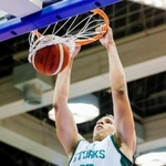 福岡-西宮　第１クオーター、ダンクシュートを決める西宮・ウォルドー（Ｃ）B.LEAGUE