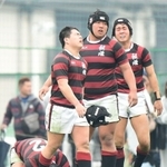 報徳-国学院栃木　２点差惜敗に涙を浮かべる報徳フィフティーン＝３０日午後、花園ラグビー場（撮影・秋山亮太）