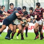 報徳-国学院栃木　後半、逆転を狙い一丸となって前に進む報徳フィフティーン＝花園ラグビー場（撮影・秋山亮太）