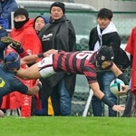 報徳-国学院栃木　前半、報徳がパスをつなぎ山田が６０メートル独走。逆転トライを決める＝花園ラグビー場（撮影・秋山亮太）