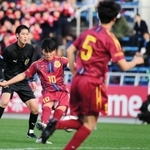 神戸弘陵-秋田商　後半、神戸弘陵の沖吉が直接ＦＫを決めて２-２の同点にする＝横浜市、ニッパツ三ツ沢球技場（撮影・中西幸大）