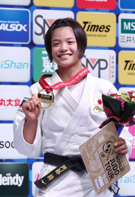 世界選手権でで優勝し笑顔の阿部詩＝２０１９年８月２６日、日本武道館