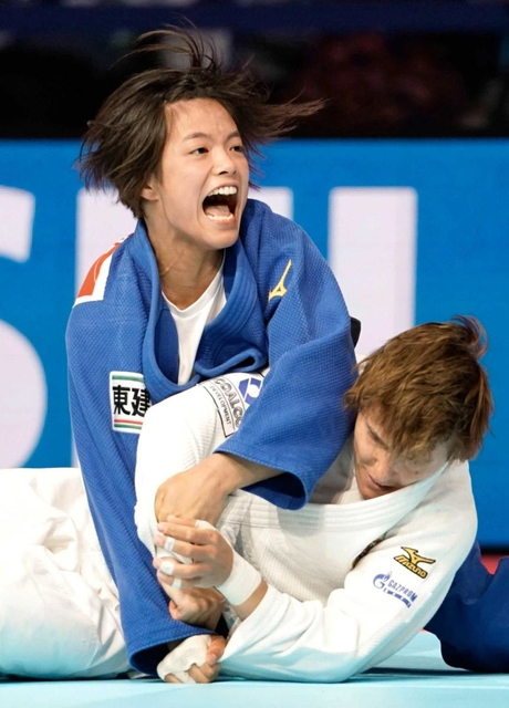 ２連覇達成の阿部詩　柔道の世界選手権女子５２キロ級決勝でロシア選手（下）に一本勝ちし、２連覇を達成した阿部詩＝日本武道館