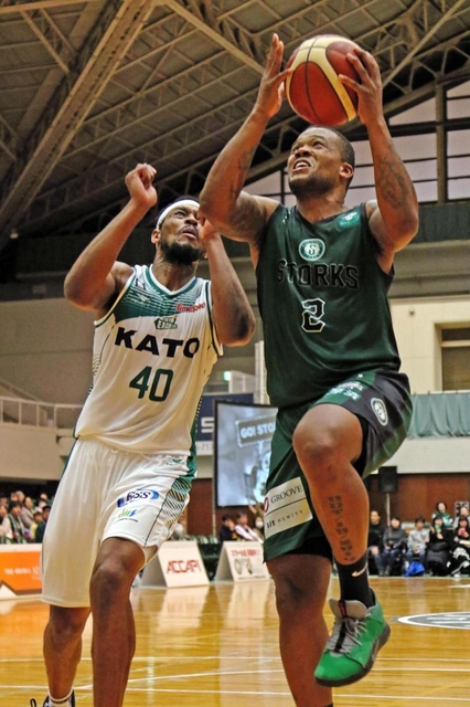 西宮-東京ＥＸ　第４クオーター、シュートを狙う西宮・バーンズ（右）（Ｃ）B.LEAGUE