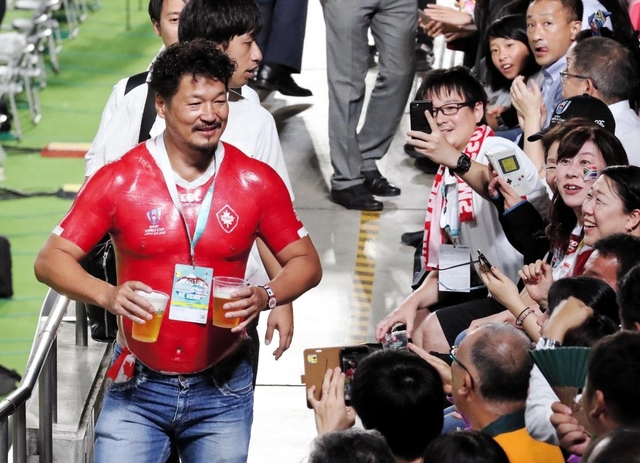 ノエビアスタジアム神戸で開催された南アフリカ-カナダ戦でカナダのユニホームをペイントして応援する森山漠さん