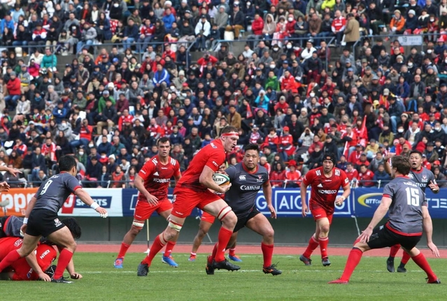 神戸製鋼-キヤノン　前半、果敢に突破を図る神戸製鋼のブロディ・レタリック（中央）＝１２日午後、神戸市須磨区のユニバー記念競技場（撮影・辰巳直之）