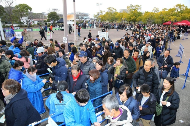 神戸製鋼-キヤノンの開幕戦を見に訪れたファンら＝１２日午後、神戸市須磨区のユニバー記念競技場（撮影・吉田敦史）