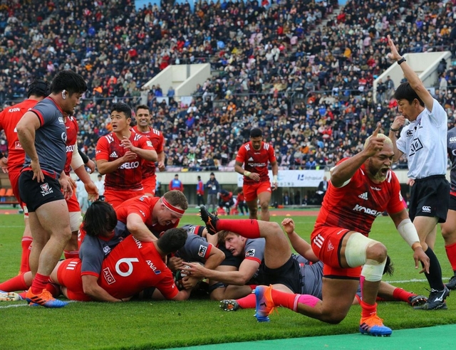 後半、トム・フランクリン（６）のトライを喜ぶ中島イシレリ（右手前）ら神戸製鋼フィフティーン＝神戸市須磨区、ユニバー記念競技場（撮影・吉田敦史）