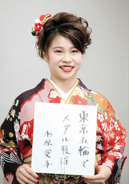 東京五輪への思いを色紙に込めた体操女子の杉原愛子＝大阪府東大阪市立総合体育館