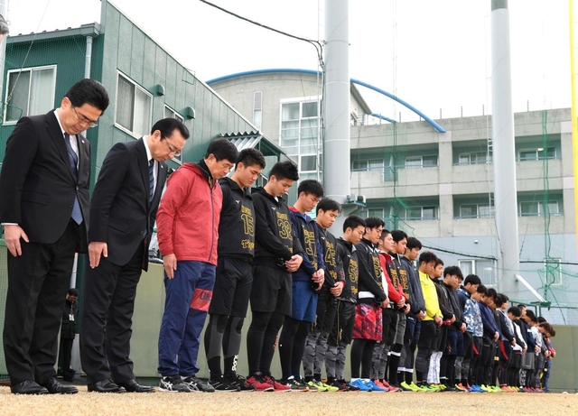 阪神・淡路大震災の犠牲者を悼み、黙とうする阪神の西純矢投手（左から４人目）ら＝西宮市、鳴尾浜球場（撮影・北村雅宏）