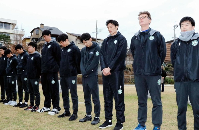 黙祷（もくとう）する西宮のメンバー＝西宮市奥畑、西宮震災記念碑公園