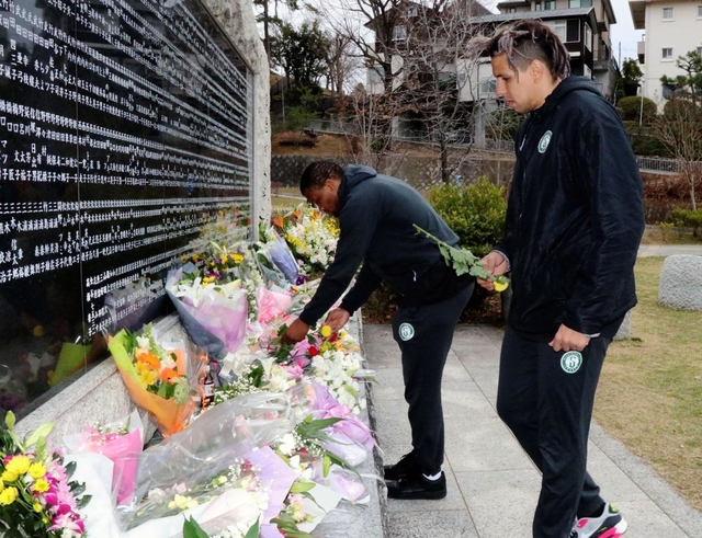 献花するＢ２西宮の選手たち＝西宮市、西宮震災記念碑公園