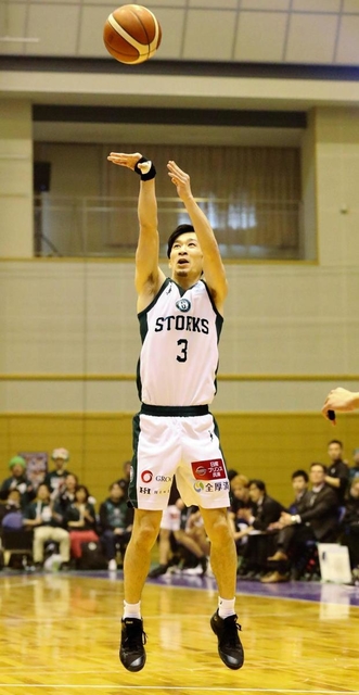 ＦＥ名古屋-西宮　第１クオーター、シュートを打つ西宮・松崎（Ｃ）B.LEAGUE