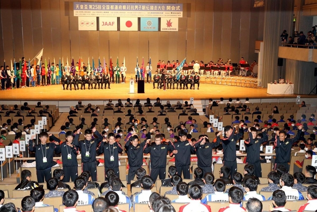 開会式でパフォーマンスを披露する兵庫のメンバー