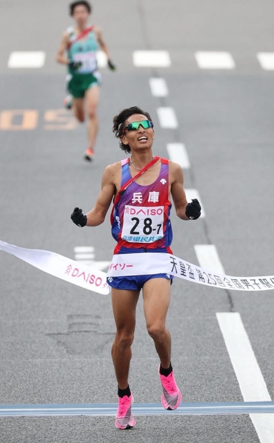 ２位でゴールする兵庫のアンカー延藤潤。後方は３位となった埼玉のアンカー設楽悠太＝１９日午後、広島市中区（撮影・吉田敦史）