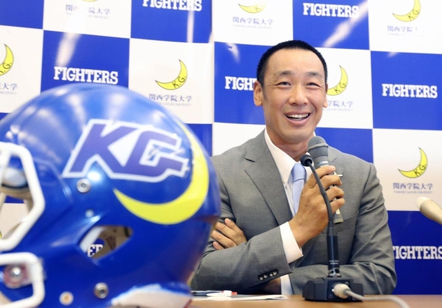 関学大アメリカンフットボール部の新監督就任会見で笑顔を見せる大村和輝アシスタントヘッドコーチ＝西宮市上ケ原一番町、同大西宮上ケ原キャンパス（撮影・辰巳直之）