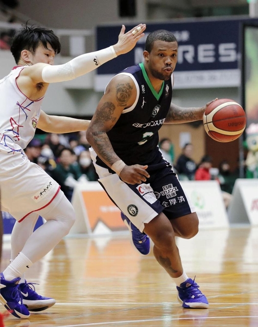 西宮-熊本　第４クオーター、攻める西宮・バーンズ（右）（Ｃ）B.LEAGUE